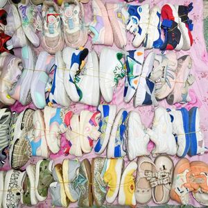 S08 Chaussures en ballots d'enfants d'occasion en gros Lot de sandales d'été abordables Chaussures d'occasion Chaussures de marque de différentes tailles Chaussures d'occasion - Product Image 5