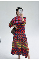 Robe longue plissée style Miyake, collection Printemps-Été 2026, à carreaux abstraits colorés, taille empire, polyvalente
