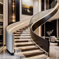 Escalier courbé de style européen, escalier courbé intérieur avec main courante en bois