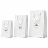 Sacs cadeaux pour petites entreprises, carton blanc personnalisé, logo en feuille d'or, poignées en ruban satiné, sacs de shopping de luxe avec logos
