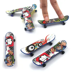 Mini jogo de mesa deslizante para crianças, atacado de placa de skate e patinete para crianças com tecnologia em plástico rampa de dedo mini skate e parque de brinquedo para crianças