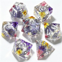 LuxeRoll – Ensemble de 7 dés à noyau liquide, faits à la main en résine, avec fleurs séchées naturelles intégrées, dés polyédriques pour D&D et jeux de table
