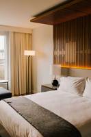 Canopy by Hilton : Mobilier d'hôtel haut de gamme pour projets hôteliers, Chaise et Table