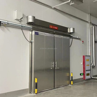 Porte coulissante sur mesure pour entrepôt frigorifique, simple ou double battant, différentes tailles d'ouverture disponibles pour les projets de chaîne du froid logistique
