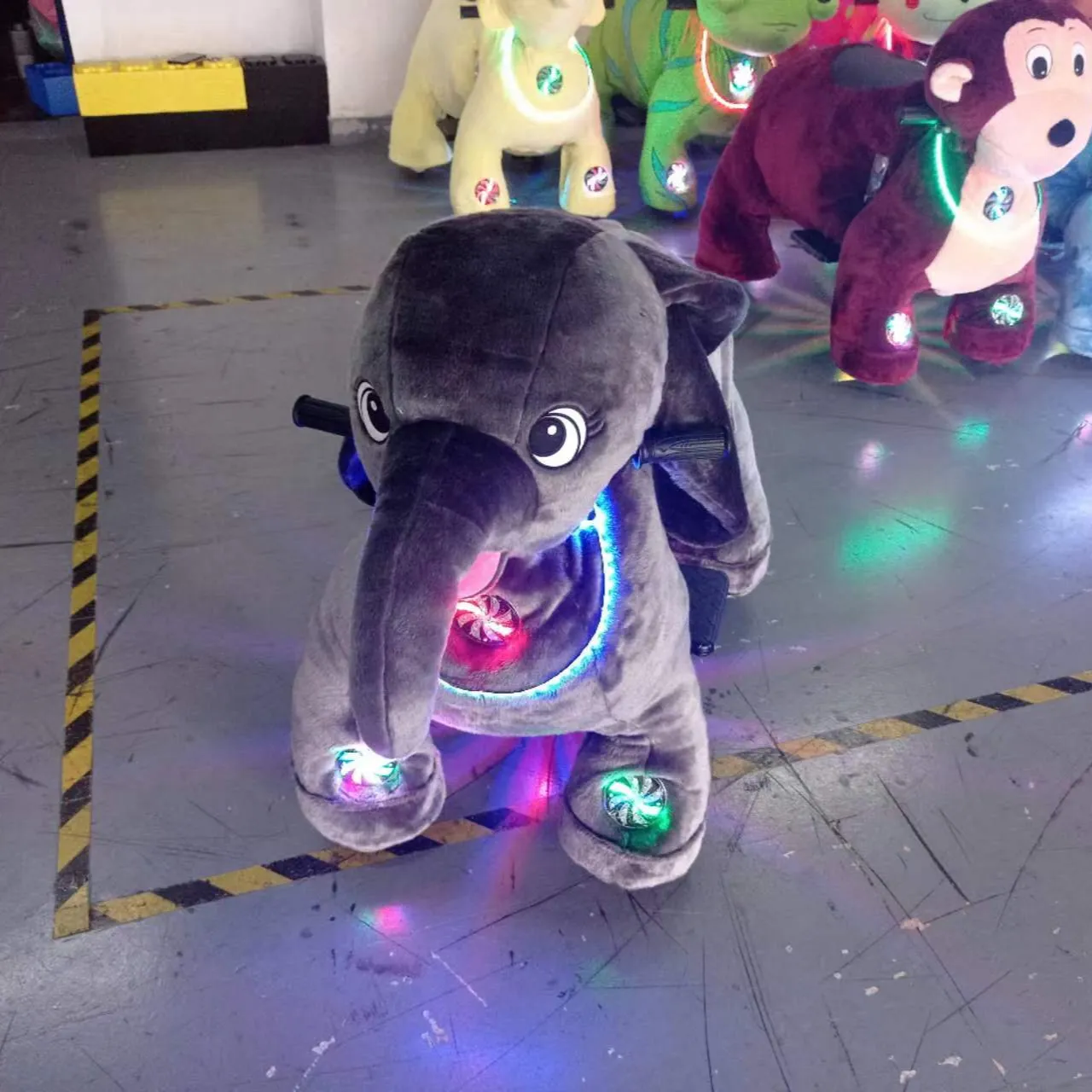 SIBO Novo Design Mall Elefante Animated Plush Brinquedos Animais com sistema a fichas para crianças e adultos