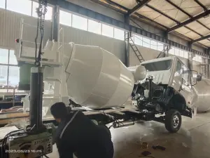 Camión mezclador de concreto de 12 metros cúbicos Camión mezclador de concreto pequeño 6*4