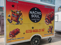 Chariot de vente mobile pour hot-dogs, certifié CE, en tôle galvanisée, facile à utiliser, avec bar intégré et remorque à attacher.