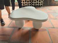 Table basse moderne en MGO blanc pour l'intérieur et l'extérieur, plateau unique en forme de nuage, base ovale triple, table basse en béton, table centrale en ciment