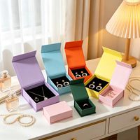 Vente en gros d'usine : Boîtes à rabat magnétique haut de gamme pour emballage de bijoux, boîtes cadeaux pour bijoux en stock, boîtes cadeaux pour bracelets.