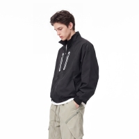 Veste décontractée pour homme gris-bleu à col montant avec fermeture éclair jaune contrastante et poches poitrine, entièrement zippée, pour l'extérieur