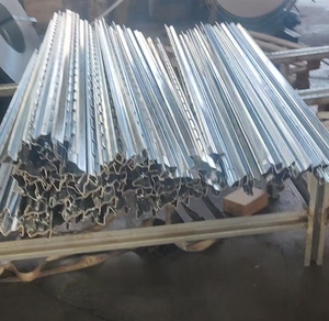 Poste de Hierro Galvanizado Reforzado para Viñedos, Diseño Postmoderno, Resistente a la Corrosión y Duradero, Fácil de Montar, 8.2 pies de Altura - Product Image 3