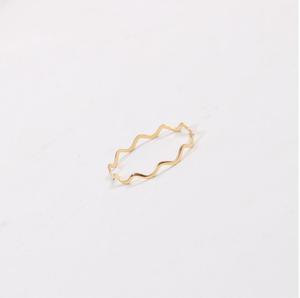 خاتم موجي رفيع من الفولاذ المقاوم للصدأ مطلي بالذهب، تصميم عصري أنيق قابل للتكديس بشكل متعرج - Product Image 1