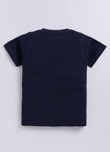 เสื้อยืดเด็กผู้ชายผ้าฝ้ายผสมพิมพ์ลาย ทรงปกติ เนื้อผ้านุ่มระบายอากาศได้ดี สวมใส่สบาย มีสไตล์ ลายหนังสือ เหมาะสำหรับใส่ลำลองสำหรับเด็ก - Product Image 2