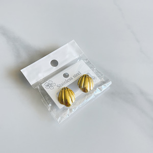 Pendientes de botón de acero inoxidable chapado en oro PVD de 18 quilates, impermeables, hipoalergénicos, con diseño de flor, lazo, geométrico y concha ondulada, regalo 2026 - Product Image 4