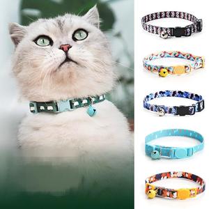 Collar para Gato de Diseño Moderno y Lujoso, de Poliéster, con Estampado Personalizado, Ajustable, Transpirable, Duradero, con Campana y Sistema de Seguridad - Product Image 1