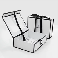 Boîte cadeau personnalisée de luxe blanche à rabat avec aimant, fermeture magnétique pliable avec ruban noir et revêtement UV pour chaussettes