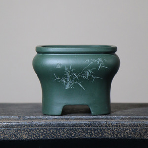 Maceta de arcilla verde oscuro hecha a mano con grabado de bambú, forma clásica para plantas de interior - Product Image 1