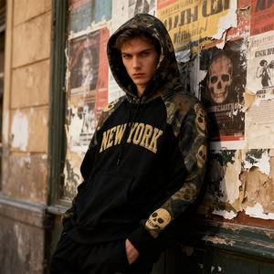 Nouvelle Arrivée 2026 – Sweat à Capuche Court Coupe Boxy Personnalisé avec Broderie Lettres et Imprimé Crâne Camouflage Urbain – Fabrication Sur Mesure - Product Image 3