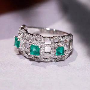 Anello da Donna Stile Palazzo con Design Traforato, Elegante Verde Smeraldo, Accessorio di Lusso per Feste, Regalo - Product Image 2