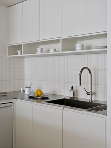 Gabinetes de <span class=keywords><strong>Cocina</strong></span> Estilo <span class=keywords><strong>Bauhaus</strong></span> con Gabinetes de Pared y Diseño de Encimera Integrada de Acero Inoxidable. - Product Image 4