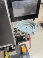 Machine de poinçonnage entièrement automatique à moteur, efficace, avec garantie d'un an, pour la production précise de chaussures et de chapeaux