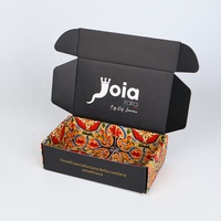 Emballage de boîte personnalisé avec laminage mat et impression en relief pour chaussettes, chaussures et expédition en carton ondulé