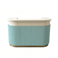 Comptoir de réception incurvé cannelé bleu clair et crème avec base dorée pour salon de beauté, spa et institut de manucure