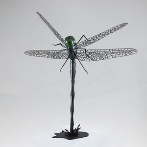 Escultura de Libélula con Diseño de Salpicaduras de Agua en Fibra de Vidrio y Metal, Decoración Artística Realista con Efecto de Deslizamiento por el Agua - Product Image 4