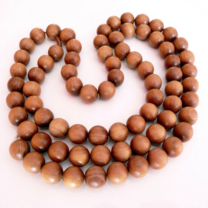 Collier Mala en bois de santal, 108 perles, perles rondes naturelles brun doré foncé du Rajasthan - Product Image 1