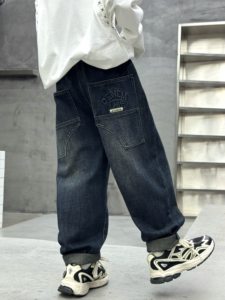 Pantalones vaqueros holgados de pierna recta bordados con bolsillo para niños - Product Image 1