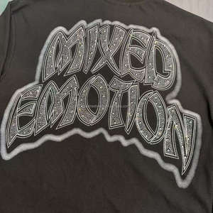 เสื้อแขนยาววินเทจผ้าคอตตอนผสมคุณภาพสูง 100% ลายกราฟฟิตี้ปักลายสไตล์เรโทรหลวมๆ สีแดงอมน้ำตาล - Product Image 5