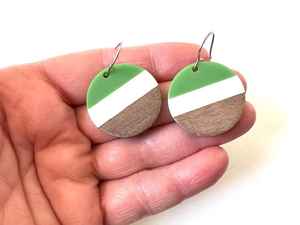 ต่างหูเรซิ่นและไม้สุดหรู ดีไซน์จากธรรมชาติ งานแฮนด์เมด ชิ้นงานโดดเด่นสำหรับใส่ในชีวิตประจำวันและโอกาสพิเศษ - Product Image 5