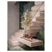 Escalier droit moderne de luxe en bois massif avec garde-corps en verre et éclairage LED pour villa et hôtel