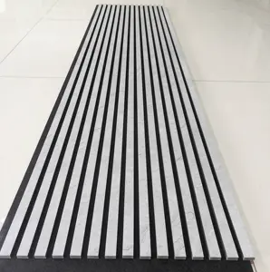 Línea de tira de panel acústico WPC poliéster compuesto buena absorción de efecto de aislamiento acústico para sala de reuniones de oficina