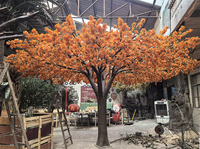 Pohon Sakura Tiruan Raksasa dengan Bunga LED Oranye Kuning Sutra dan Bunga Sakura Merah Muda untuk Dekorasi Hotel Dalam Ruangan