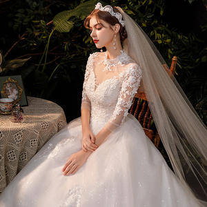 Robe de mariée de luxe personnalisée, broderie vintage, col montant, manches trois-quarts, blanche, 2026, avec traîne royale et sequins - Product Image 4