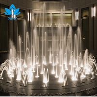 Grande fontaine d'eau extérieure à platine flottante avec jets circulaires LED RGB intelligents et sculpture dansante pour projet de tourisme fluvial