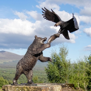 Outdoor Custom Home Garden City Park Decoration Polished Metal Animal Eagle <strong>Bear</strong> Catching Bird <strong>Figurine</strong> - Product Image 1