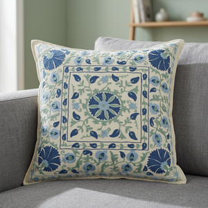 Vente en gros de housse de coussin à motifs floraux brodés à la main de créateur forme carrée personnalisée pour hôtel ou décoration intérieure produit en vrac - Product Image 2