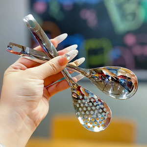 Cuchara para sopa de acero inoxidable con diseño de orificios de filtro para uso en la cocina - Product Image 2