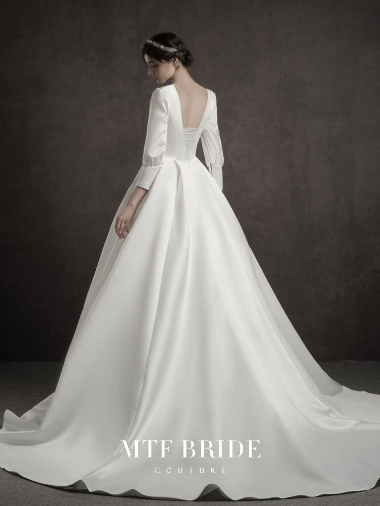 สีขาวงาช้าง ผูกครึ่งหนึ่งดึงครึ่งหนึ่ง มีชายกระโปรงยาว 80 ซม