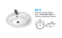 Lavabos de salle de bain ovales en céramique classique moderne au-dessus du comptoir comme réservoirs de toilette