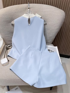 Completo Due Pezzi Personalizzato da Donna: Top Senza Maniche con Laccio al Collo e Pantaloncini Plissettati a Vita Alta per un Look Elegante e Casual da Vacanza - Product Image 2