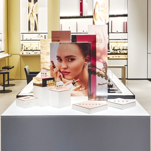 Stand d'exposition rotatif en bois sur mesure, construction rapide en 30 minutes, design haut de gamme, 10x20 pieds, réutilisable pour les salons professionnels - Product Image 4