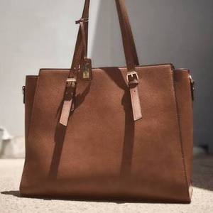 Sac à main tendance en similicuir pour femme avec détail pompon unique, fermeture éclair sécurisée, intérieur spacieux et bandoulière. - Product Image 4