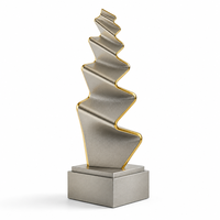 Trophée en verre et cristal avec design encadré de feuilles argentées sur base étagée, récompense sportive gravée sur mesure
