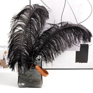 Vente en gros de grandes plumes d'autruche noires 75-80 CM de haute qualité plumes d'autruche moelleuses et lisses motif teint multicolore - Product Image 2