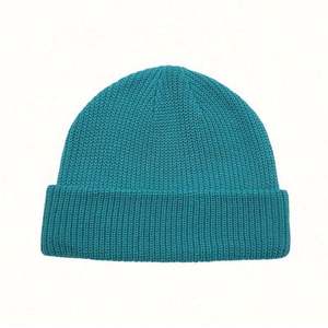 Gorro de Invierno de Punto Corto Unisex, Acrílico, Transpirable, Ecológico, con Parche de Color y Logotipo Personalizados - Product Image 1