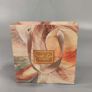 กระเป๋าใส่เครื่องประดับอัญมณีกระดาษขนาดเล็กพร้อมหูจับริบบิ้นบรรจุภัณฑ์น้ำหอมบูติกหรูหราออกแบบได้เองสำหรับงานแต่งงาน - Product Image 2