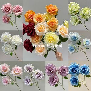 ดอกกุหลาบผ้าไหมภูเขาหิมะประดิษฐ์ 3 หัว สีแดง ช่อดอกไม้งานแต่งงาน - Product Image 5